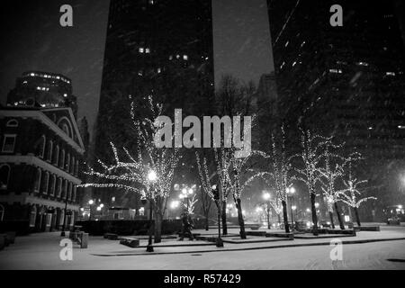 Boston, Massachusett - Januar 16, 2012: Nacht der Schneefall in der Stadt, die Straßen bedeckt mit Schnee und Eis. Stockfoto