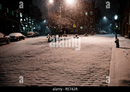 Boston, Massachusett - Januar 16, 2012: Nacht der Schneefall in der Stadt, die Straßen bedeckt mit Schnee und Eis. Stockfoto