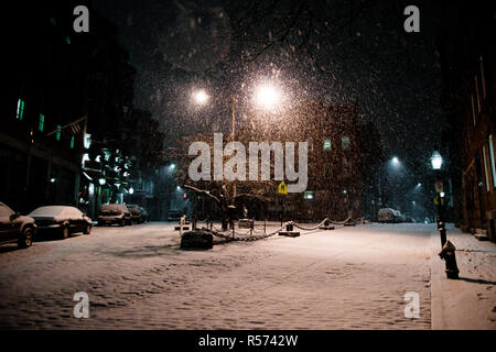 Boston, Massachusett - Januar 16, 2012: Nacht der Schneefall in der Stadt, die Straßen bedeckt mit Schnee und Eis. Stockfoto