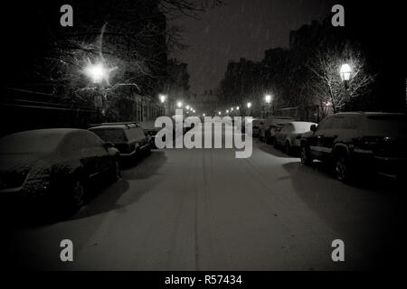 Boston, Massachusett - Januar 16, 2012: Nacht der Schneefall in der Stadt, die Straßen bedeckt mit Schnee und Eis. Stockfoto