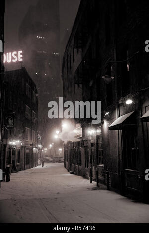 Boston, Massachusett - Januar 16, 2012: Nacht der Schneefall in der Stadt, die Straßen bedeckt mit Schnee und Eis. Stockfoto