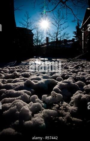 Boston, Massachusett - Januar 16, 2012: Straßen und Wege der Stadt mit Eis durch die intensiven Schneefälle eingefroren. Stockfoto