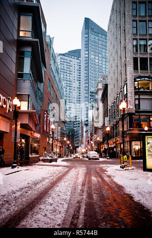 Boston, Massachusett - Januar 16, 2012: Straßen und Wege der Stadt mit Eis durch die intensiven Schneefälle eingefroren. Stockfoto