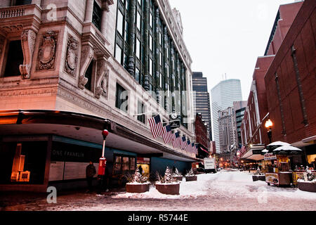 Boston, Massachusett - Januar 16, 2012: Straßen und Wege der Stadt mit Eis durch die intensiven Schneefälle eingefroren. Stockfoto