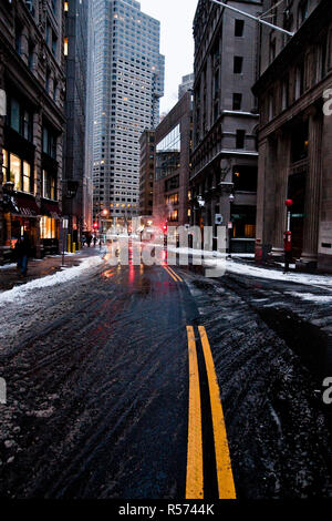 Boston, Massachusett - Januar 16, 2012: Straßen und Wege der Stadt mit Eis durch die intensiven Schneefälle eingefroren. Stockfoto