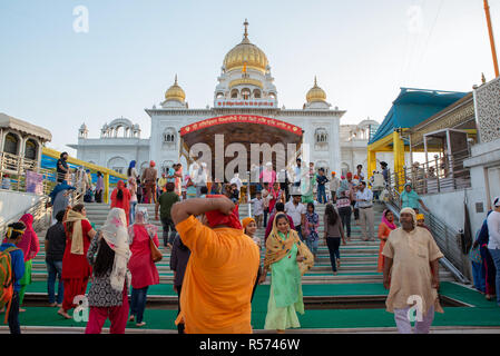 Die Gläubigen an der Gurudwara Bangla Sahib Sikh Haus der Anbetung, Delhi, Indien Stockfoto