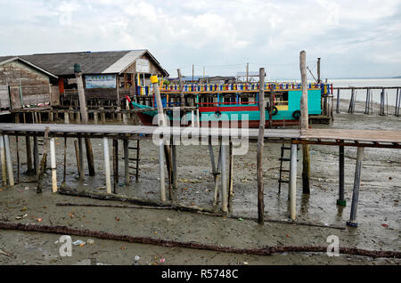Sungai Lima, Malaysia Dezember 30, 2017: Eine Ansicht von einem Fischerdorf neben dem Meer in Bagan Sungai Lima von Pulau Ketam (Krabben Insel), Malaysia. Stockfoto