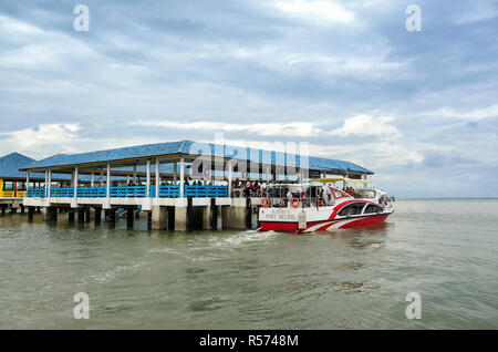 Bagan Sungai Lima Insel, Malaysia - 30. Dezember 2017: Der Steg von Kampung Bagan Sungai Lima, eine authentische chinesische Fischerdorf, Malaysia. - Stockfoto