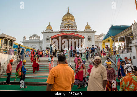 Die Gläubigen an der Gurudwara Bangla Sahib Sikh Haus der Anbetung, Delhi, Indien Stockfoto