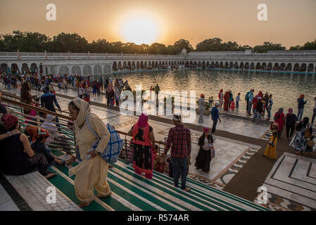 Die Gläubigen an der Sandovar Pool der Gurudwara Bangla Sahib Sikh Haus der Anbetung, Delhi, Indien Stockfoto