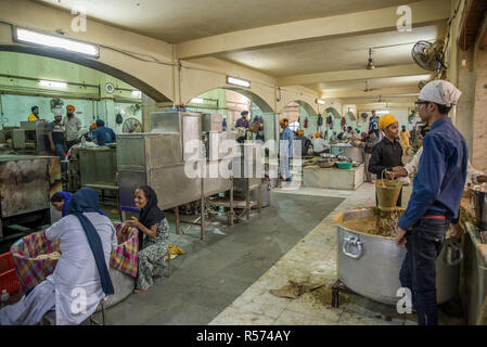 Freiwillige Vorbereitung langar (Essen) bei Gurudwara Bangla Sahib Sikh Haus der Anbetung, Delhi, Indien Stockfoto