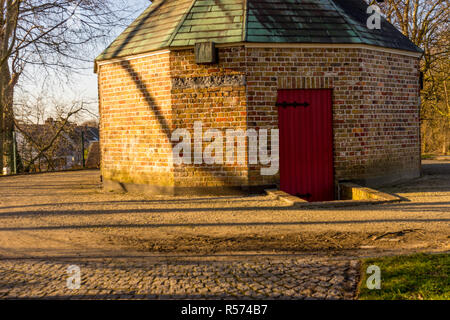 Europa, Belgien, Brügge, einem großen Backsteingebäude mit Gras vor einem Haus Stockfoto