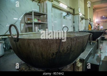 Eine riesige Pfanne für langar (Essen) bei Gurudwara Bangla Sahib Sikh Haus der Anbetung, Delhi, Indien Stockfoto