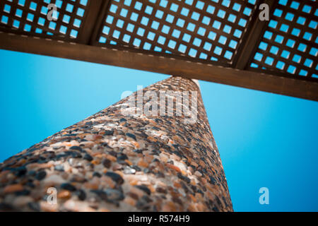 Low Angle View auf Holz- Schatten der Sitzbank mit Pebble Stone Spalte Stockfoto