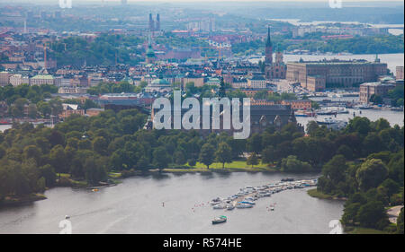 Schöne super-Weitwinkel panorama Luftbild von Stockholm, Schweden mit Hafen und Skyline mit Landschaft ausserhalb der Stadt, von der Fähre aus gesehen, Sonnig Stockfoto