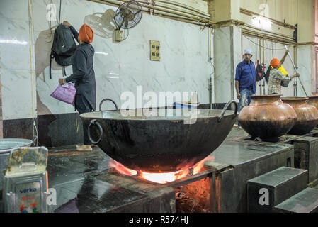 Freiwillige Vorbereitung langar (Essen) bei Gurudwara Bangla Sahib Sikh Haus der Anbetung, Delhi, Indien Stockfoto