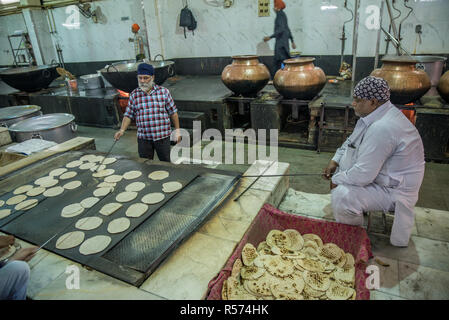 Freiwillige Vorbereitung langar (Essen) bei Gurudwara Bangla Sahib Sikh Haus der Anbetung, Delhi, Indien Stockfoto