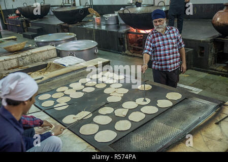 Freiwillige Vorbereitung langar (Essen) bei Gurudwara Bangla Sahib Sikh Haus der Anbetung, Delhi, Indien Stockfoto