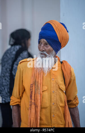 Eine Akali-Nihung Krieger an der Gurudwara Bangla Sahib Sikh Haus der Anbetung, Delhi, Indien Stockfoto