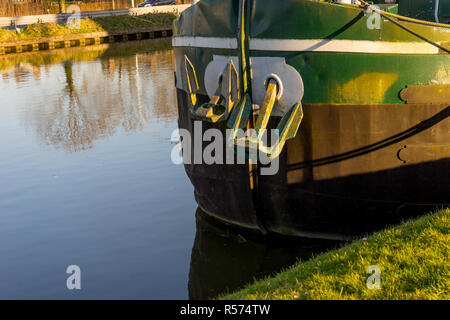 Belgien, Brügge, ein kleines gelbes Boot auf einem Körper von Wasser Anker Stockfoto