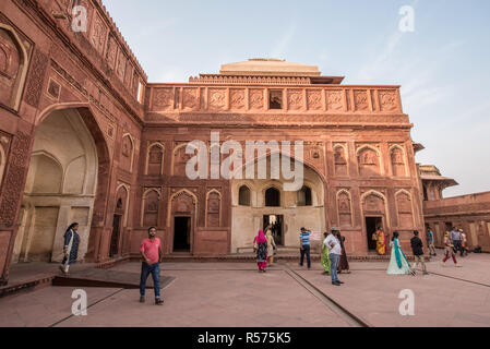 Besucher auf der Terrasse des Jahangiri Palace in Agra Fort, Uttar Pradesh, Indien Stockfoto