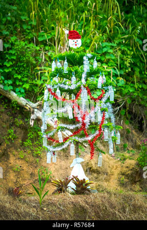 Outdoor Weihnachtsbaum an der Karibik dekoriert Stockfoto