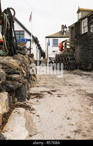 Der Stein Bootsanleger im Hafen von Port Isaac mit Hummer Töpfe und allgemein angelausrüstung. Stockfoto