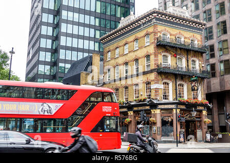 London England, Großbritannien, Westminster, Victoria Street, The Albert Pub, viktorianisches öffentliches Haus, Gebäudeaußenansicht, roter Doppeldeckerbus, Kreuzung, Motorrad, Großbritannien Stockfoto