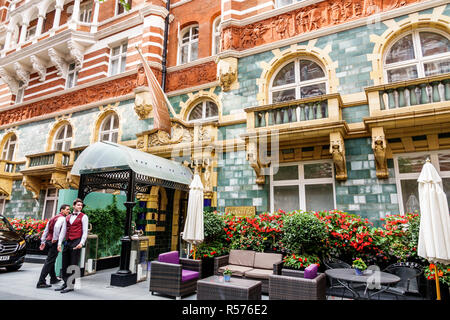 London England, Großbritannien, Westminster, St. James Court Taj, Luxushotel, Stadthaus des Minster, außen, Innenhof mit Garten, Parkservice, Uniform, Fliege, Mann Männer männlich, Arbeiter, Stockfoto