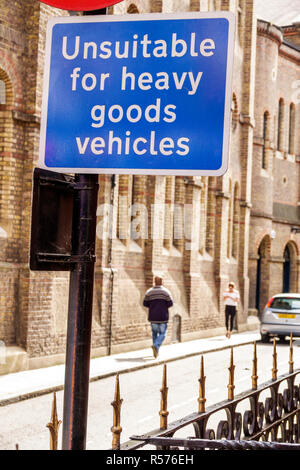 London England, Großbritannien, Westminster, Caxton Street, Verkehrsschild, eingeschränkter Zugang, ungeeignet für schwere Nutzfahrzeuge, Großbritannien GB English Europe, UK180828071 Stockfoto