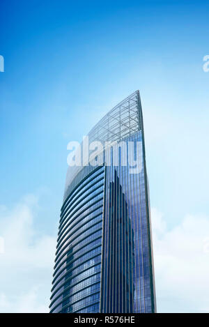 Hohes modernes Gebäude mit blauen Glasfenstern Stockfoto