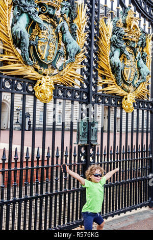 London England, Großbritannien, Westminster, Buckingham Palace Gate, königliche Residenz, Monarchie, Zierdetails, königliches Wappen, junge Jungen, männliches Kind Kinder Kind Stockfoto