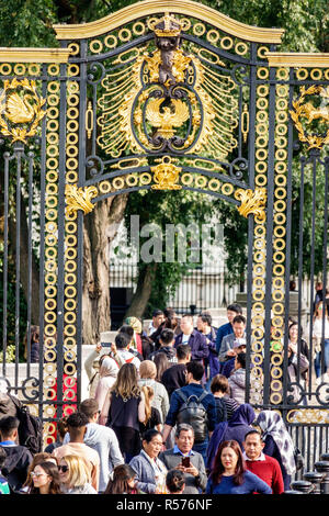 London England, Großbritannien, Westminster, Buckingham Palace Gate, Crowd, asiatischer Mann Männer Männer, Frau Frauen, Großbritannien GB Englisch Europa, UK180828096 Stockfoto