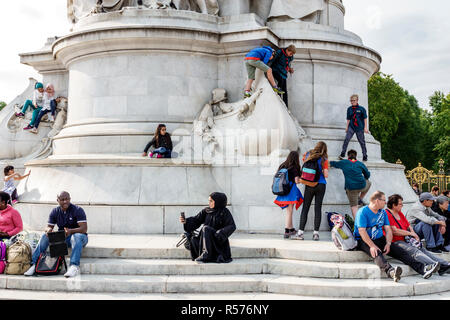 London England, Großbritannien, Westminster, Buckingham Palace Victoria Memorial, Denkmal, Black Muslim, Mann Männer, Frau Frauen, Kinder spielen Klettern, Sitz Stockfoto