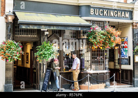 London England, Großbritannien, Westminster, Buckingham Arms Pub, traditionelles öffentliches Haus, außen, Alkoholbereich im Freien, Mann, Frau, Großbritannien, englischer Euro Stockfoto