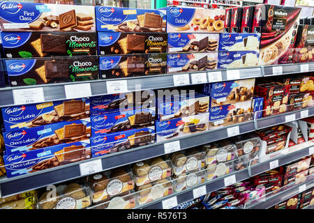 London England, Großbritannien, Westminster, Portlands Express, 24-Stunden-Geschäft, Lebensmittel, Markt, Kekse, europäische Kekse, mit Schokolade überzogen, Bahlsen, Inneneinrichtung Stockfoto