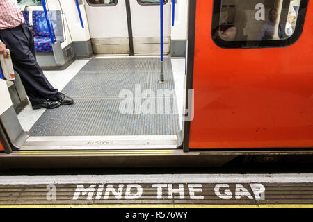 London England, Großbritannien, Großbritannien, Großbritannien, Westminster, U-Bahnstation Embankment, U-Bahn, U-Bahn, öffentliche Verkehrsmittel, Bahnsteig, Zug, Stockfoto