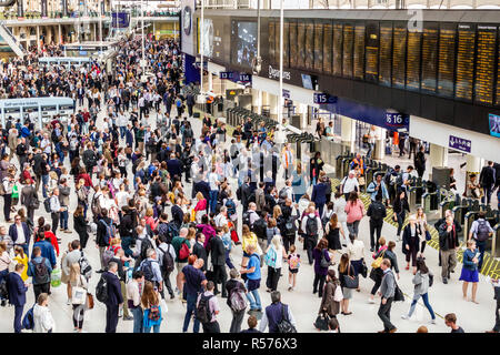 London England, Großbritannien, Lambeth South Bank, Waterloo Station, Züge, Eisenbahn, zentraler Endbahnhof des nationalen Eisenbahnnetzes, Mann Männer, Frau Frauen, Passagiere Stockfoto