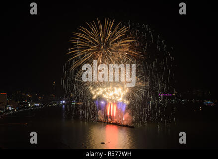 Großes Feuerwerk am Himmel in Pattaya, Thailand Stockfoto