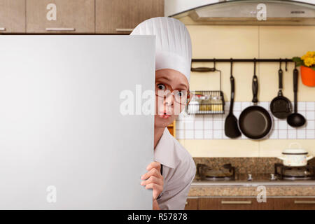 Junge asiatische Frau Koch stehen hinter der Tafel Stockfoto