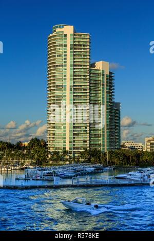 Moderne Eigentumswohnung Türme entlang Miami Beach Waterfront Stockfoto