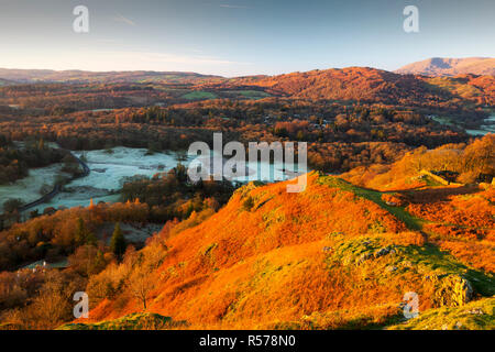 Dawn von Todd Crag, Loughrigg, über Ambleside im Lake District, UK, auf Brathay Kirche, Schwarz fiel und Coniston Old Man. Stockfoto