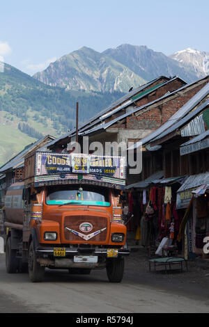 Sonamarg, Kaschmir. Tankwagen Stockfoto