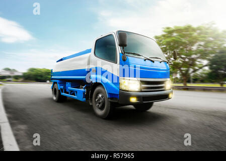 Lkw mit Kraftstoff Tank Transport flüssige Ladungen Stockfoto