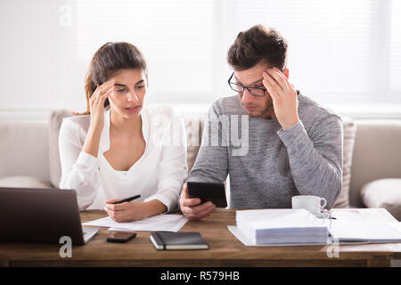 Besorgt Ehepaar am Rechner suchen Stockfoto