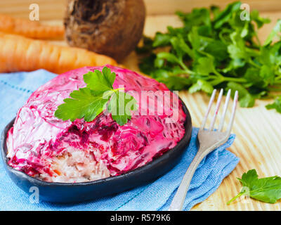 Hering unter einem Pelzmantel und Zutaten Stockfoto