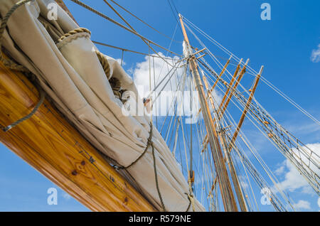 Gefaltete Segel und Mast auf einem alten Segelschiff Stockfoto