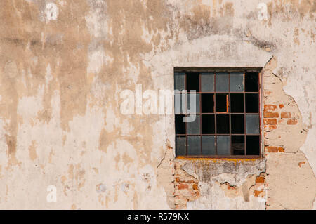 Altes Gebäude mit gebrochenen Fenster in verlassenen Haus Stockfoto