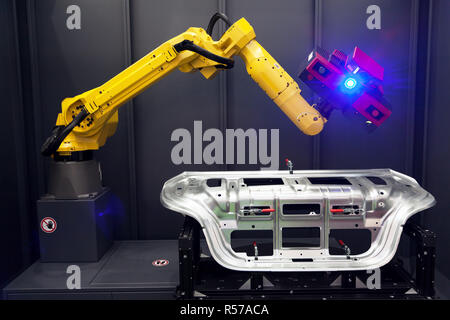 Roboterarm mit 3D-Scanner. Automatisiertes Scannen. Stockfoto