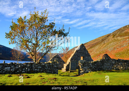 Die Ruinen der alten Kirche und auf dem Friedhof von Loch Lee im Glen Esk, Angus, Schottland Stockfoto